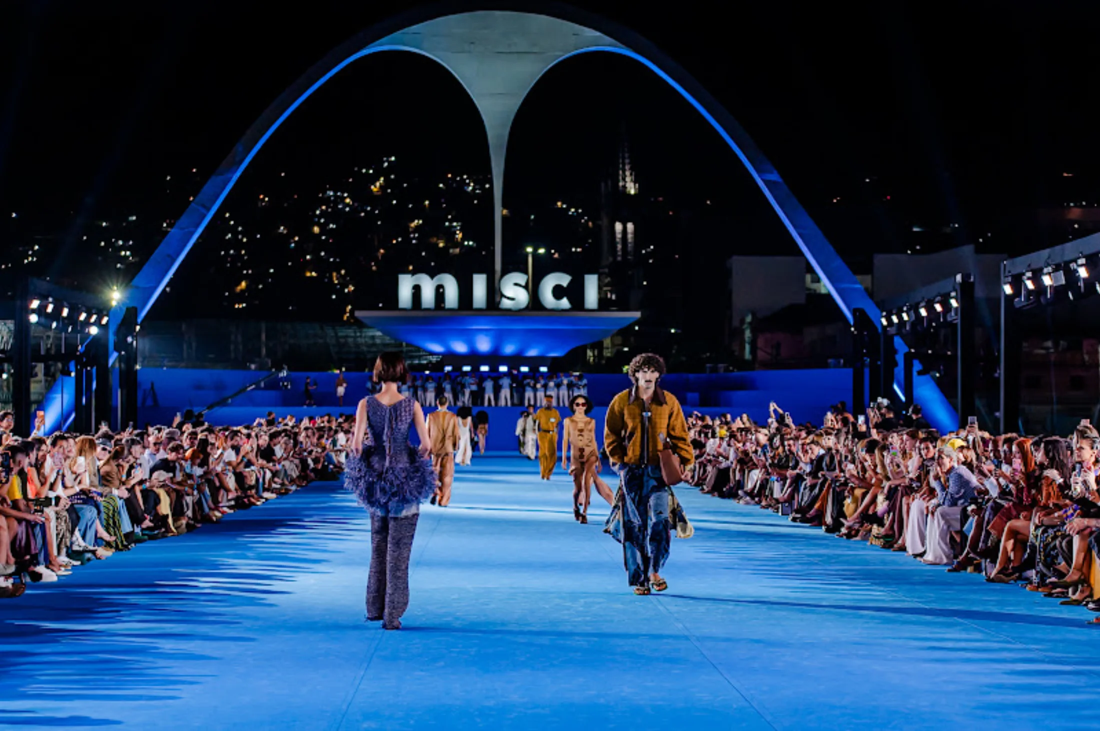 Passarela aberta com público durante um evento de moda